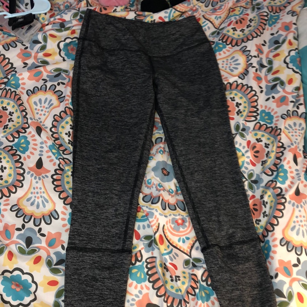 Grey/black leggings.